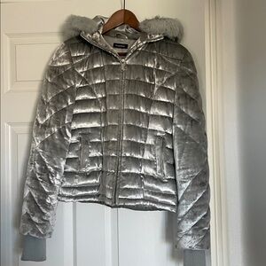 Bebe Vinrage Women's Metallic Silver Puffer Jacket with Fur Trim
